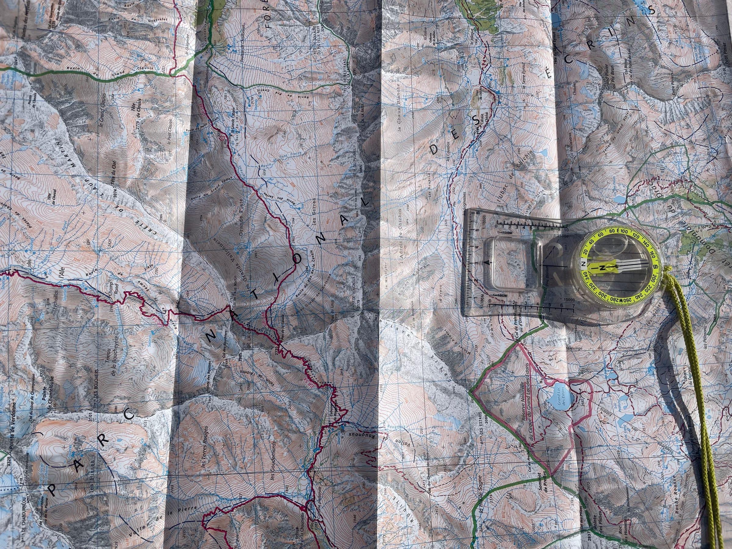 Carte et boussole pour l'orientation en montagne